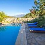 Havuzu Korunakli Jakuzili Kinali (Aegean)