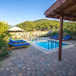 Villa Havuzu Korunakli Jakuzili Kinali (Aegean)