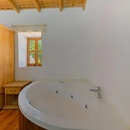 Havuzu Korunaklı Jakuzili Villa *